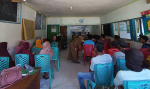 sosialisasi-pelaksanaan-program-tata-kelola-perikanan-rajungan-skala-kecil-berkelanjutan-dan-pelestarian-kawasan-ekosistem-mangrove-di-Kantor-Desa-Lampata-Bombana