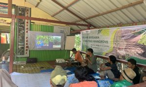Peserta pelatihan fasilitator rehabilitasi & konservasi mangrove saat mengikuti materi kelas_YKL Indonesia