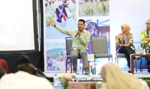 Direktur Eksekutif YKL Indonesia, Nirwan Dessibali saat membawakan cerita dalam Simposium Nasional Masyarakat Hukum Adat dan Masyarakat Lokal 2025. (Foto : WGII)